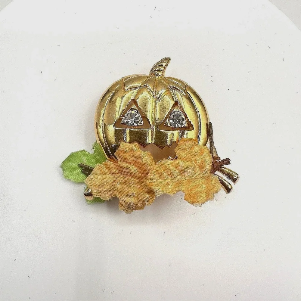 Vintage‎ 90s Halloween Pumpkin Brooch Gold Tone Clear Rhinestone Eyes Fall Leaf
